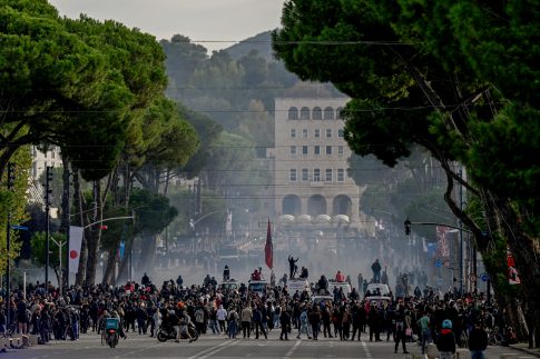 Βαρύ το αποτύπωμα της κακοκαιρίας σε Ρόδο, Εύβοια και Σποράδες: Εικόνες καταστροφής και δρόμοι κομμένοι στα δύο – Αγώνας για την αποκατάσταση των ζημιών