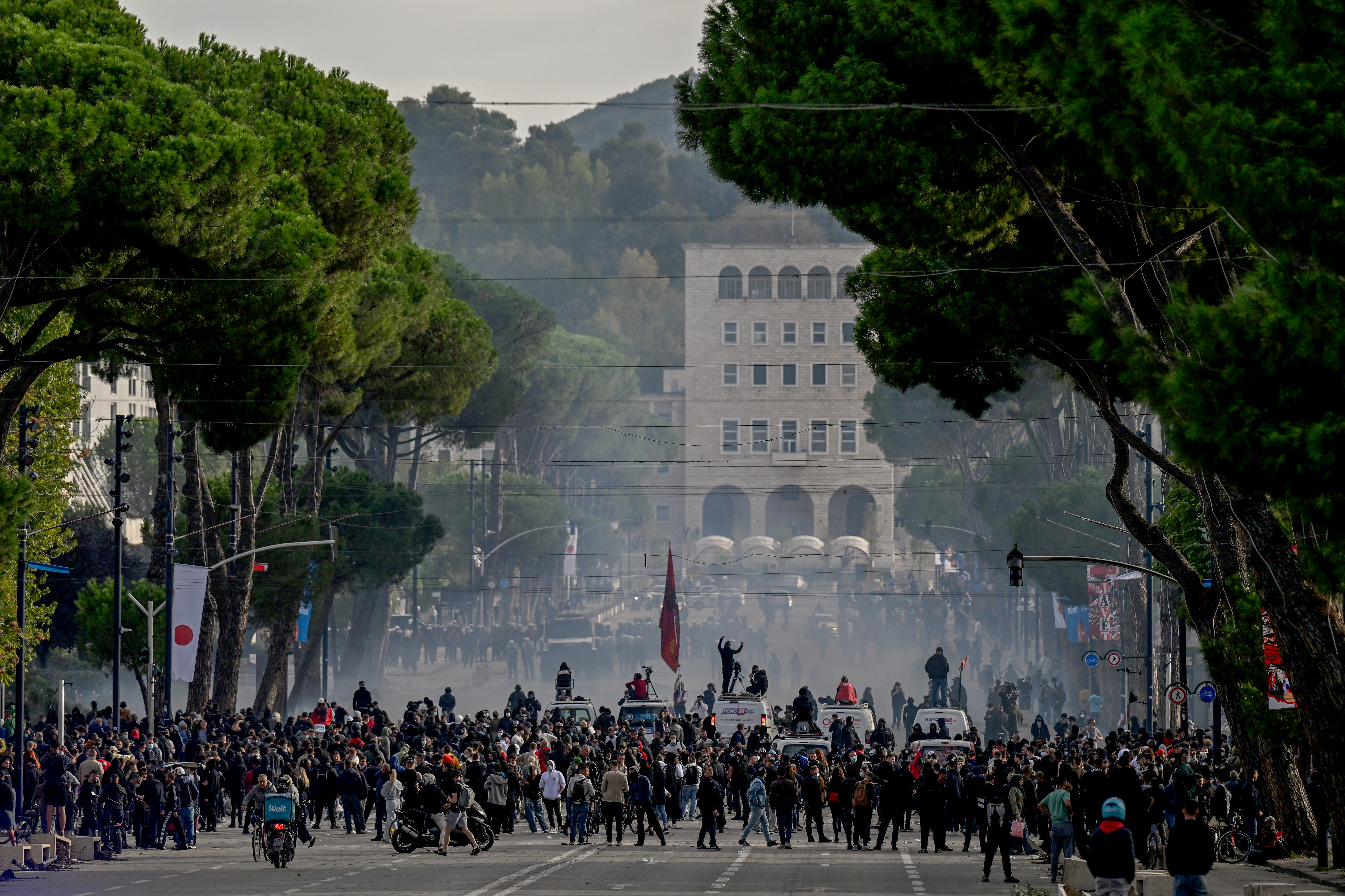 Αλβανία: Το ΕΡΤnews στις επειδοδιακές διαδηλώσεις στα Τίρανα – Νέο κάλεσμα στις 10 το βράδυ για συγκέντρωση έξω από το γραφείο του Ράμα