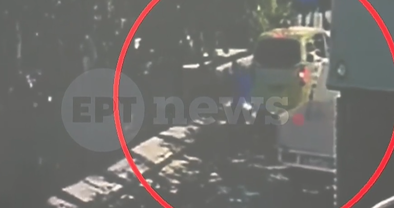 Συγκλονιστικό βίντεο ντοκουμέντο του ΕΡΤnews: Άγριος καβγάς οδηγών στην Ιερά Οδό – Έβγαλε τσεκούρι για την προτεραιότητα