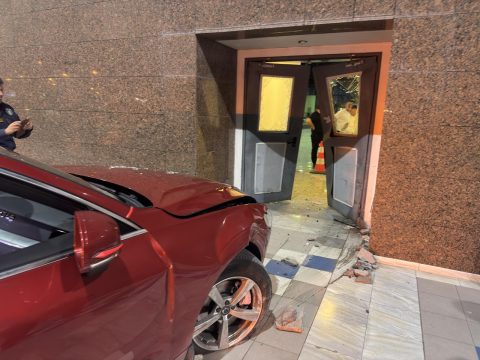 Αυτοκίνητο προσέκρουσε σε είσοδο του επιβατικού σταθμού στο λιμάνι της Ηγουμενίτσας