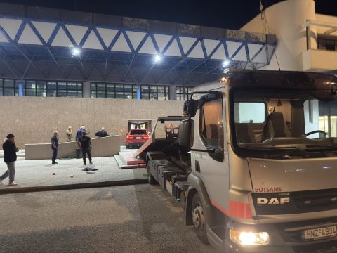 Αυτοκίνητο προσέκρουσε σε είσοδο του επιβατικού σταθμού στο λιμάνι της Ηγουμενίτσας