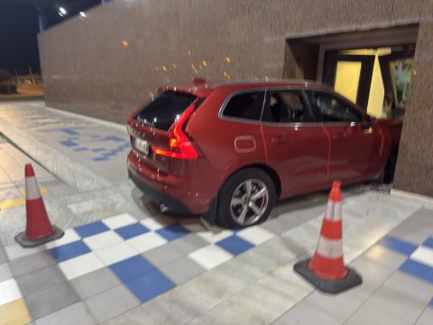 Αυτοκίνητο προσέκρουσε σε είσοδο του επιβατικού σταθμού στο λιμάνι της Ηγουμενίτσας
