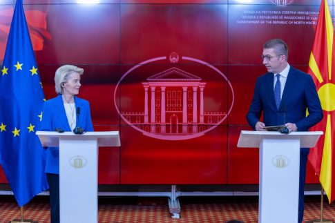 «Οι Μαγικές Βαλίτσες του Ερμή»: Ο Ερμής ο Μάγος για πρώτη φορά σόλο στη θεατρική σκηνή