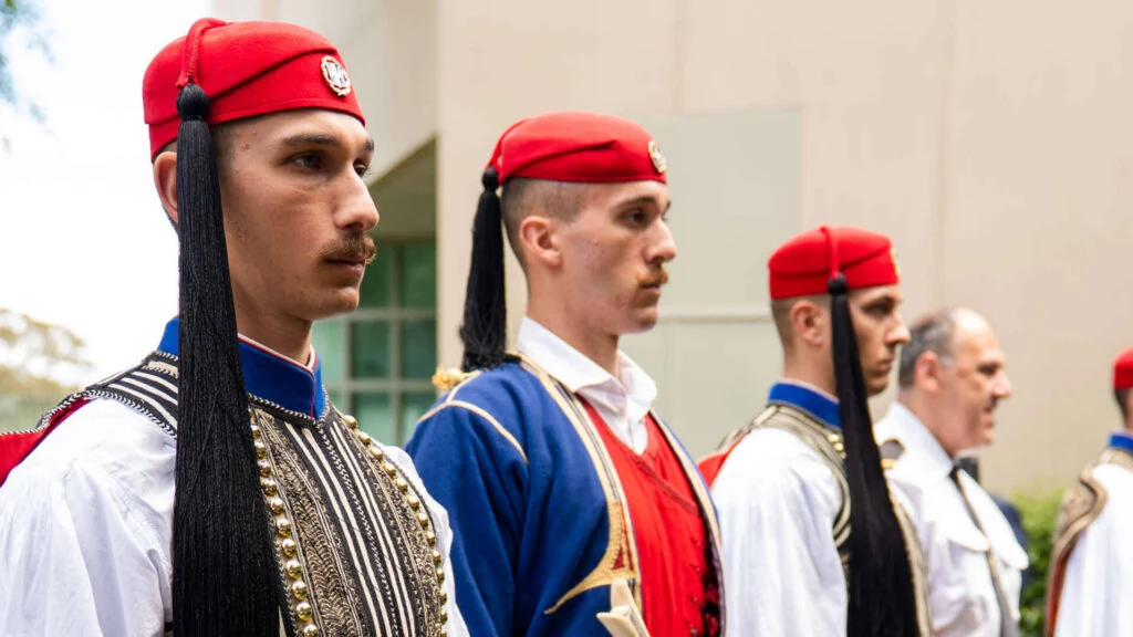 Οι Εύζωνες της Προεδρικής Φρουράς στην Αυστραλιανή Βουλή για την επέτειο του «ΟΧΙ»