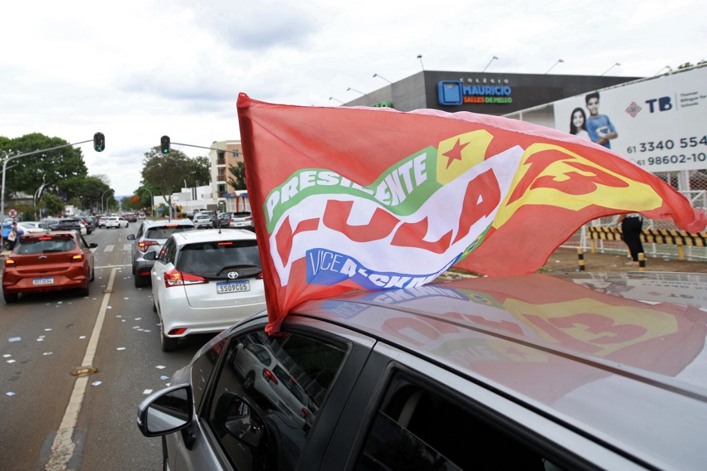 Στις κάλπες η Βραζιλία για την κρίσιμη αναμέτρηση Λούλα – Μπολσονάρου, με το βλέμμα στραμμένο στον Τραμπ
