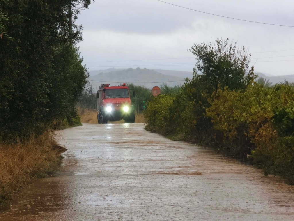 Η κακοκαιρία «χτυπάει» την Κρήτη: Πλημμύρες, καταστροφές και δρόμοι-ποτάμια σε Ηράκλειο και Λασίθι